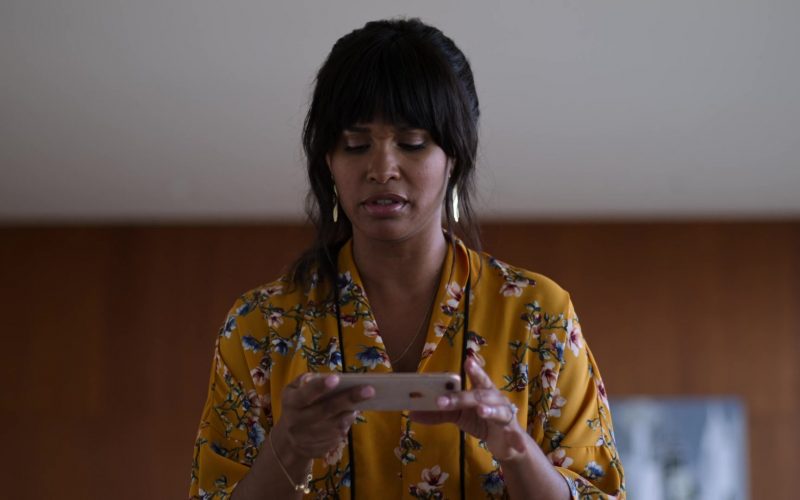 Apple iPhone Smartphone Used by Joy Bryant in Trinkets (1)