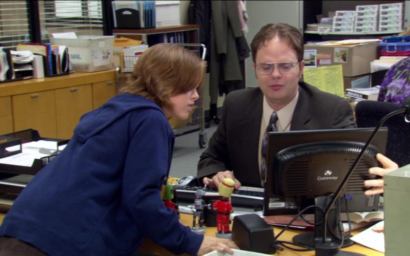 Gateway Monitor Used by Rainn Wilson (Dwight Schrute) in The Office – Season 2, Episode 18 (2)