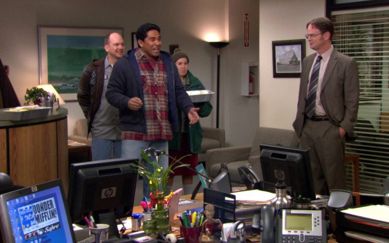 HP Computer Monitors in The Office – Season 8, Episode 13, Jury Duty (1)