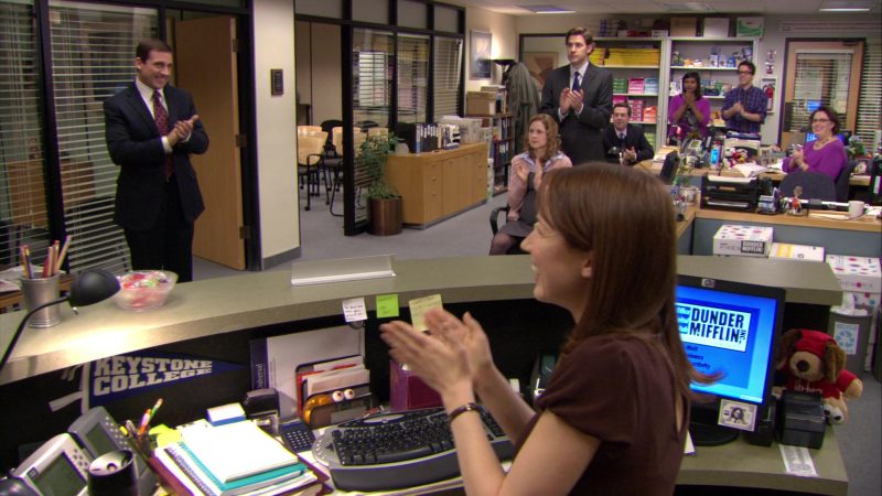 HP Monitor Used By Ellie Kemper (Erin Hannon) In The Office – Season 6 ...