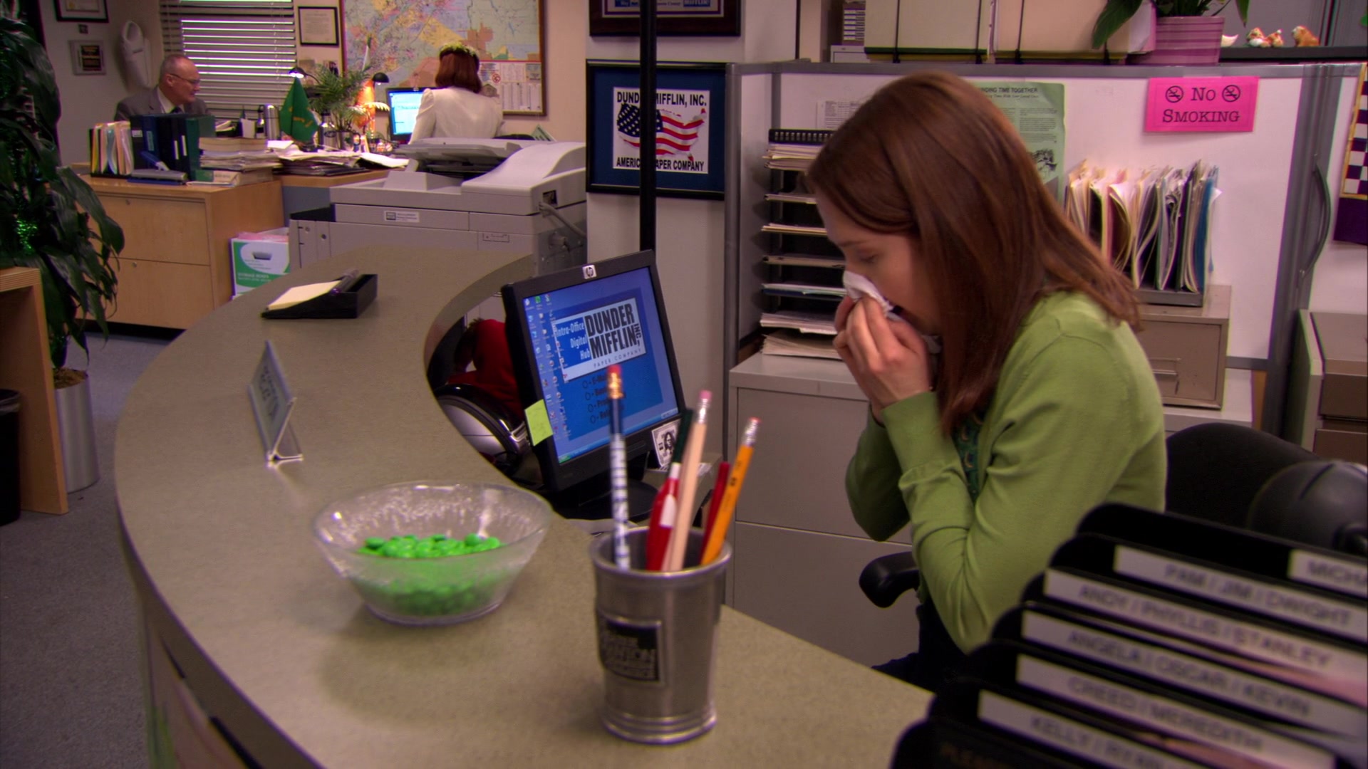 HP Monitor Used By Ellie Kemper (Erin Hannon) In The Office – Season 6 ...