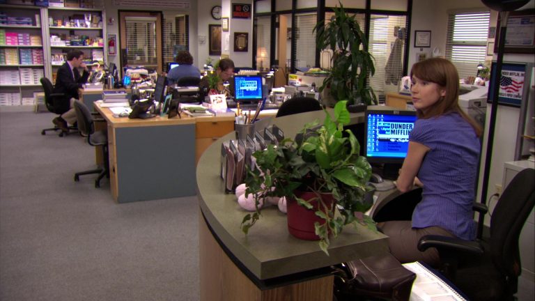 Hp Monitor Used By Ellie Kemper Erin Hannon In The Office Season 7