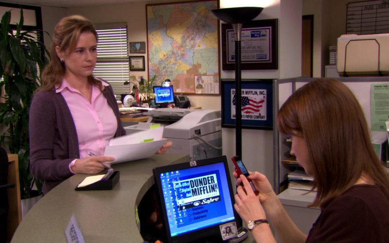 HP Monitor Used by Ellie Kemper (Erin Hannon) in The Office (1)