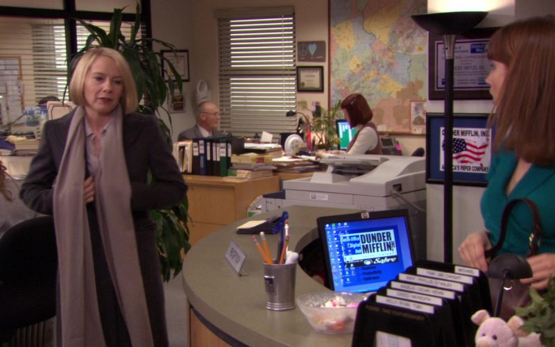 HP Monitor Used by Ellie Kemper (Erin Hannon) in The Office