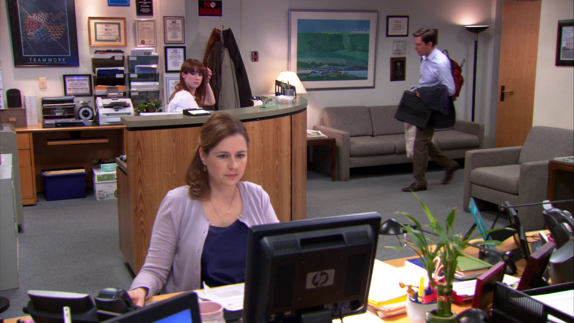 HP Monitor Used by Jenna Fischer (Pam Beesly) in The Office - Season 8, Epi...