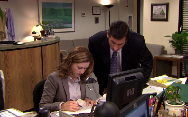 HP Monitor Used by Jenna Fischer (Pam Beesly) in The Office – Season 6, Episode 1 (2)