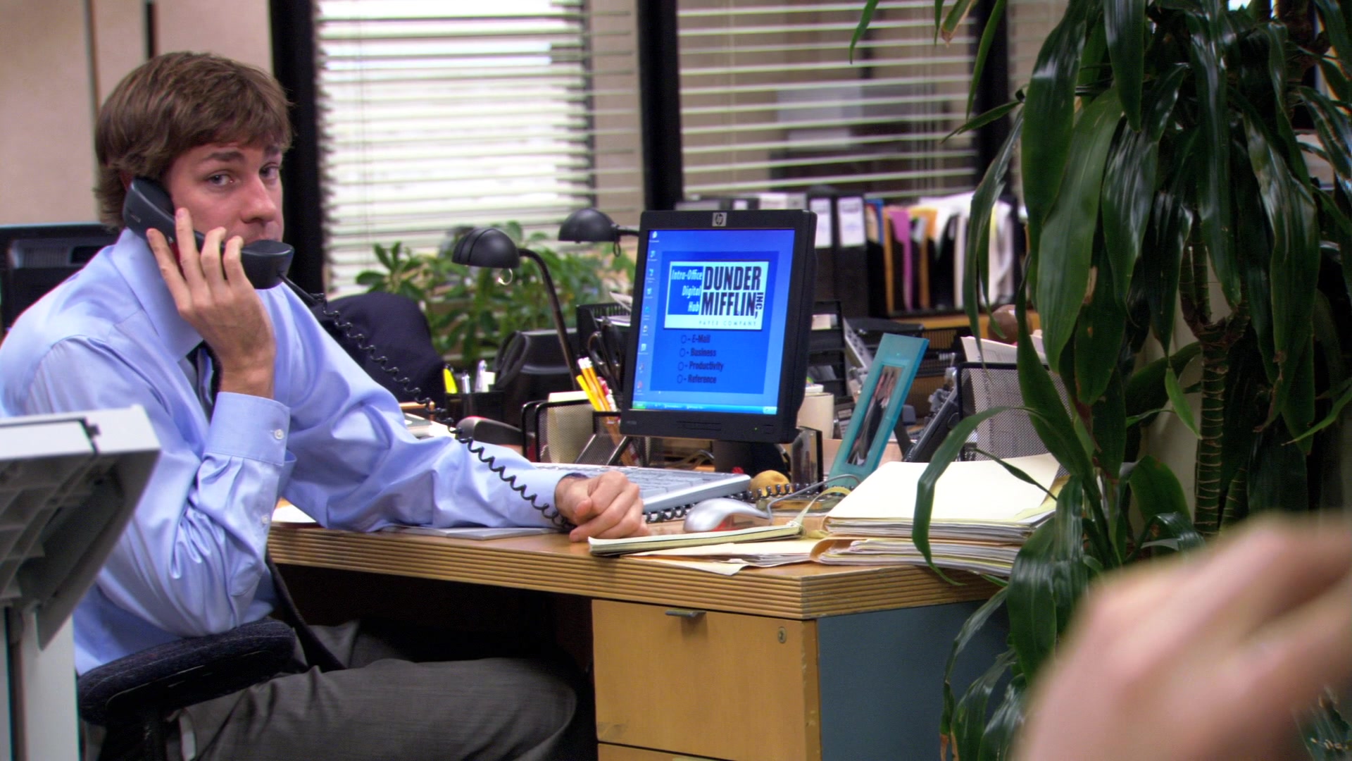 HP Monitor Used by John Krasinski (Jim Halpert) in The Office - Season 3, E...