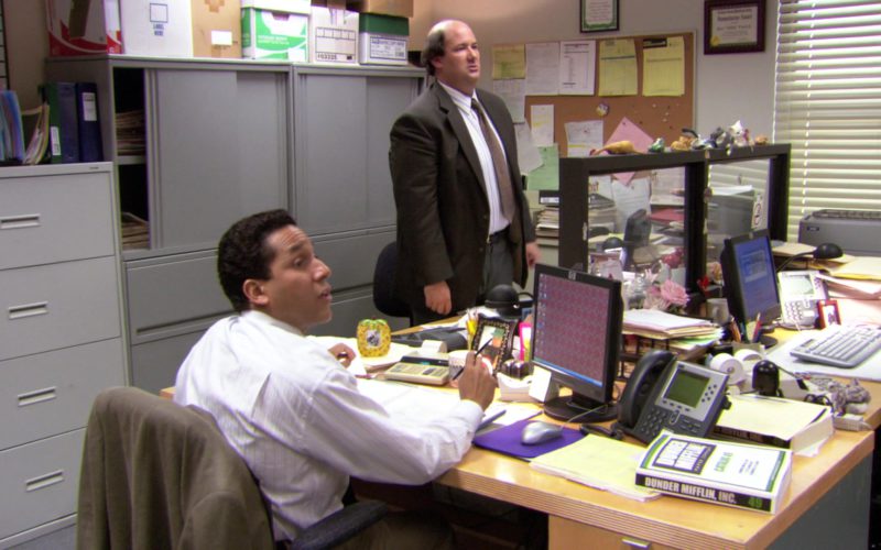 HP Monitor Used by Oscar Nunez (Oscar Martinez) in The Office – Season 3, Episodes 24-25