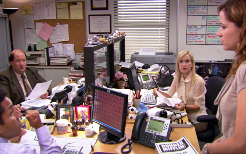 HP Monitor Used by Oscar Nunez (Oscar Martinez) in The Office – Season 4, Episodes 1-2 (1)