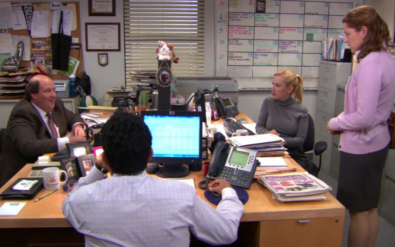 HP Monitor and Cisco Phone Used by Oscar Nunez (Oscar Martinez) in The Office – Season 9, Episode 12 (1)