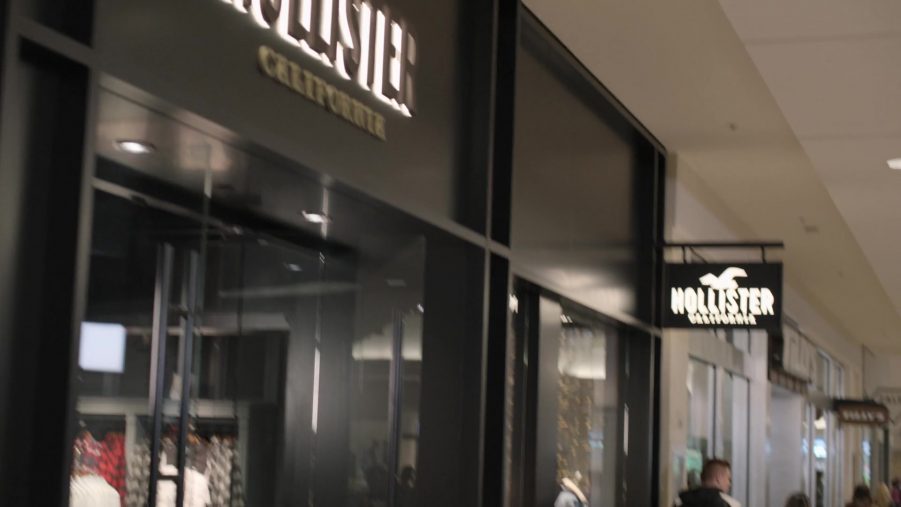 Hollister Clothing Store In Trinkets Season 1, Episode 6, "Rearview