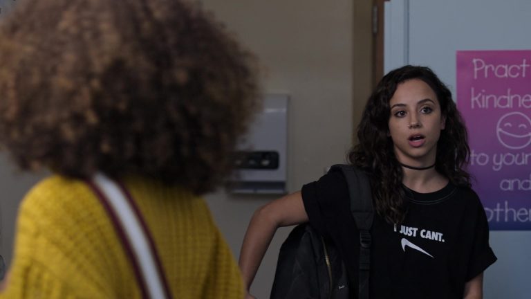 Kiana Madeira Films Et Programmes Tv Nike Tee Worn By Kiana Madeira In Trinkets - Season 1, Episode 1