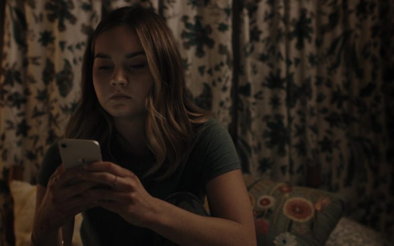 Apple iPhone Smartphone Used by Liana Liberato in Light as a Feather (1)
