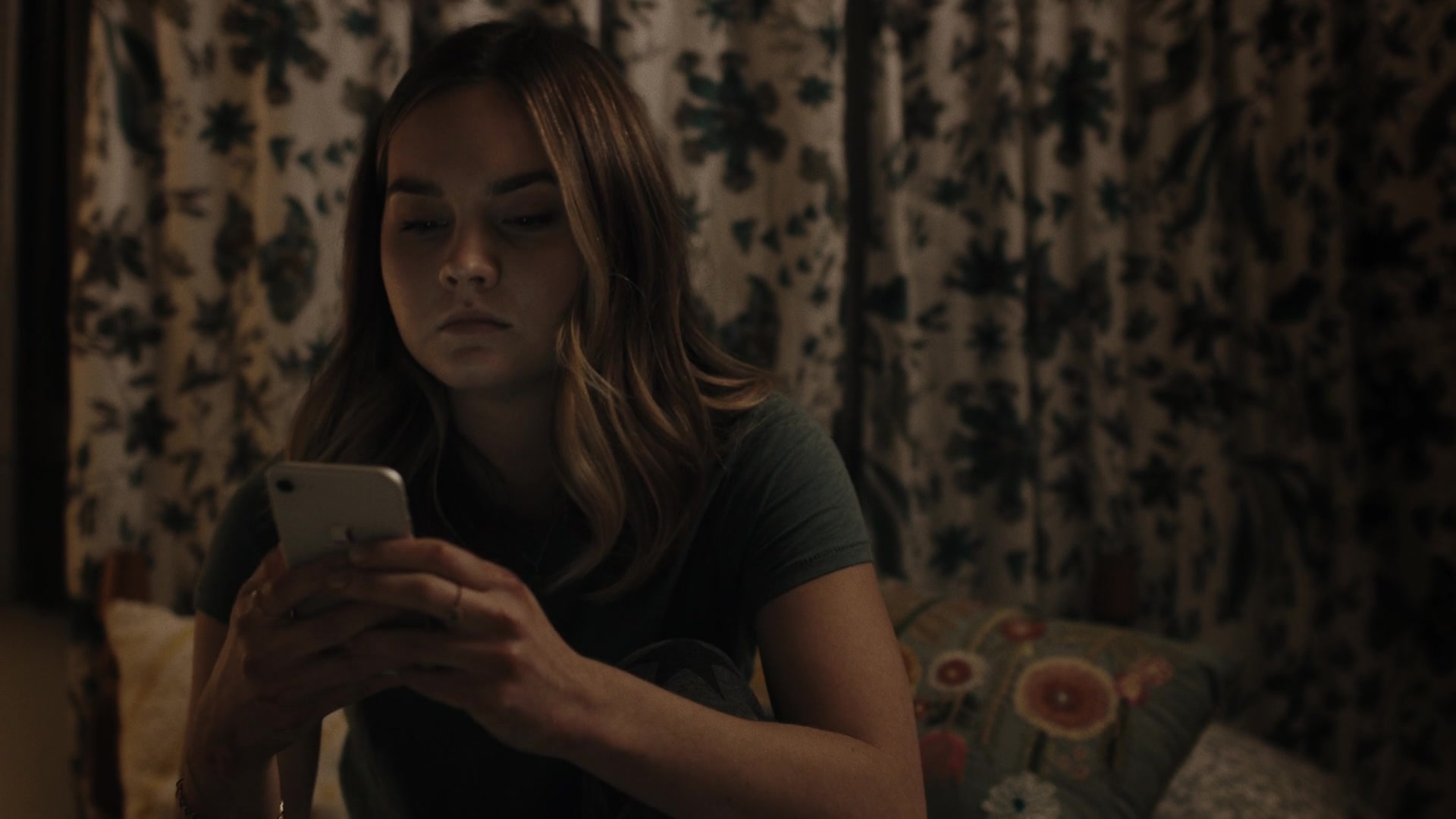 Apple IPhone Smartphone Used By Liana Liberato In Light As A Feather