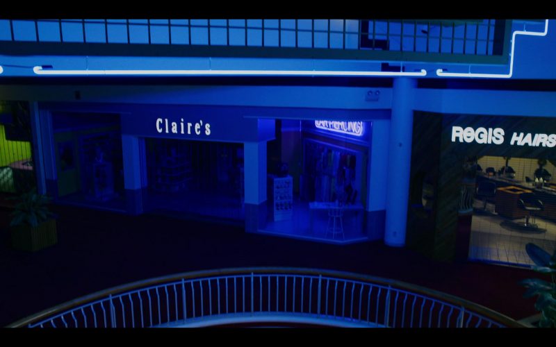 Claire's and Regis Hair Salon in Stranger Things (1)