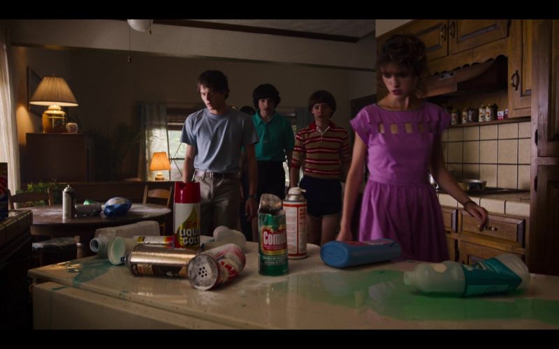 Comet Bleach Powder in Stranger Things - Season 3, Episode 5, "The Flayed" (2019)