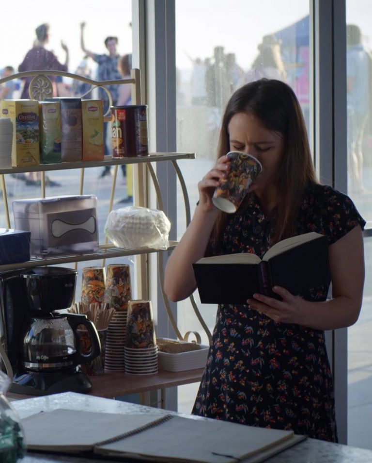 Veronica Mars Saison 4 épisode 1 Lipton Tea In Veronica Mars - Season 4, Episode 1, Spring Break Forever