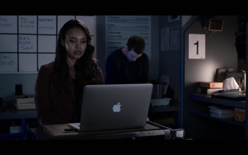 Apple MacBook Laptop Used by Alisha Boe as Jessica in 13 Reasons Why