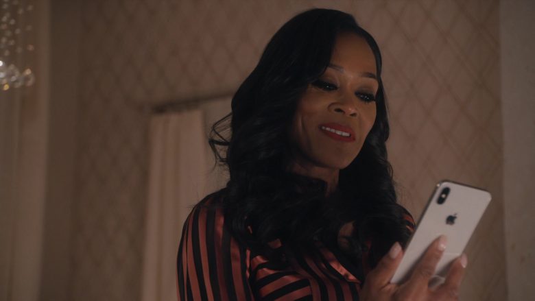 Robin Givens holding a wii remote