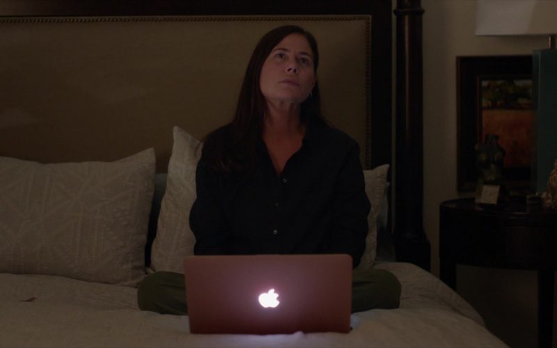 Apple MacBook Laptop Used by Maura Tierney in The Affair (6)
