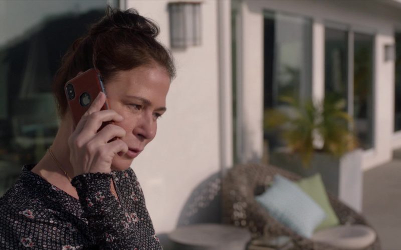 Apple iPhone Used by Maura Tierney in The Affair (3)