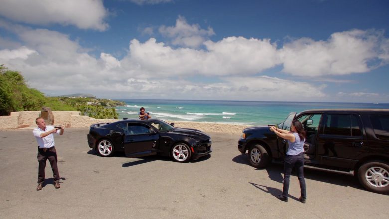 Chevrolet Camaro Black Sports Car in Hawaii Five-0 (2)