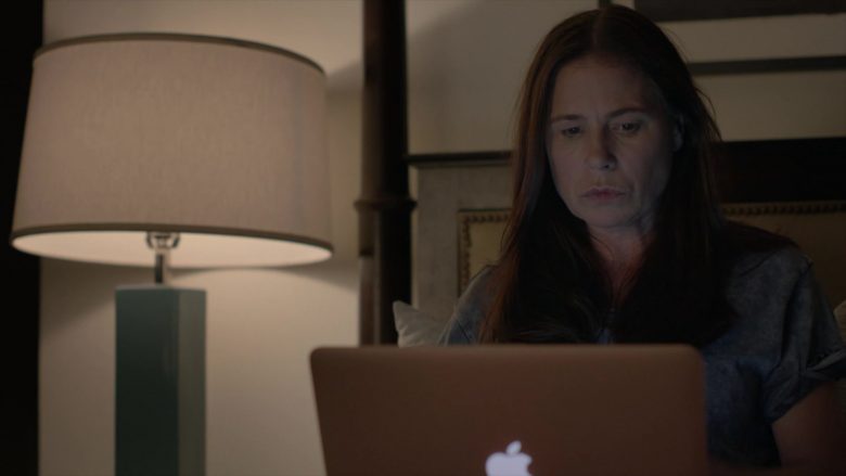 Apple MacBook Air Laptop Used by Maura Tierney as Helen Butler in The Affair (2)