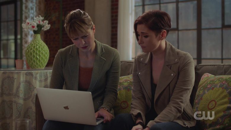 Apple MacBook Air Laptop Used by Melissa Benoist as Kara Danvers Kara Zor-El in Supergirl Season 5 Episode 3