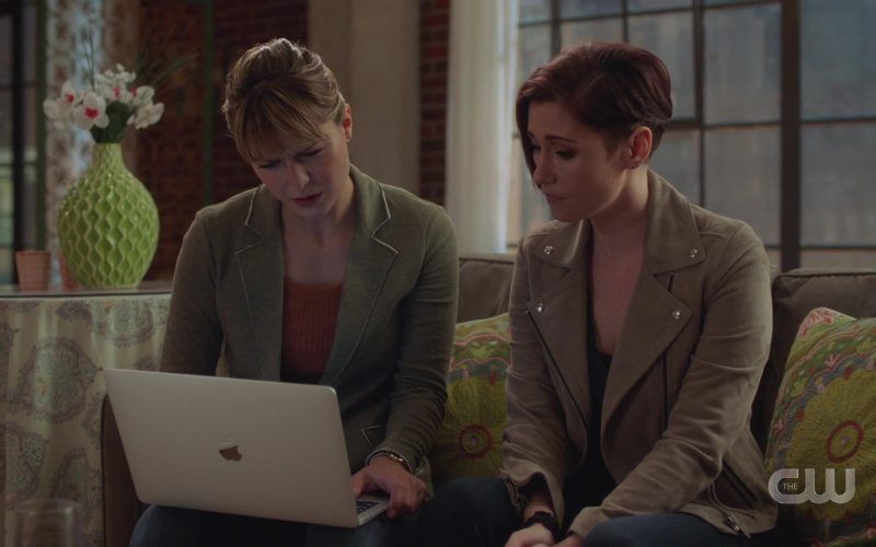 Apple MacBook Air Laptop Used by Melissa Benoist as Kara Danvers Kara Zor-El in Supergirl Season 5 Episode 3