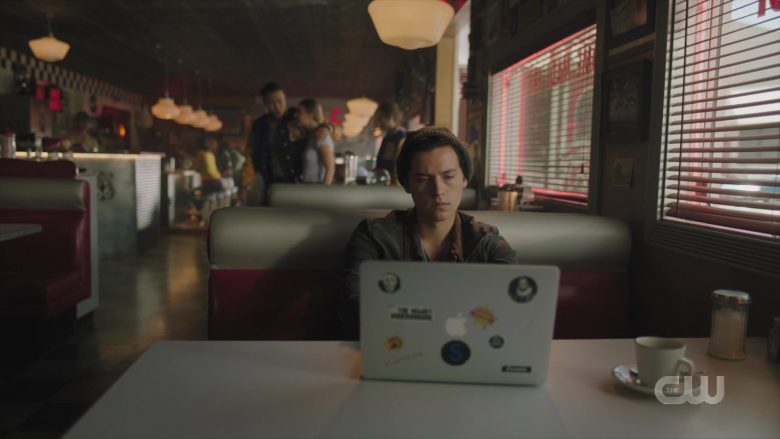 Apple MacBook Laptop Used by Cole Sprouse as Jughead Jones in Riverdale (2)