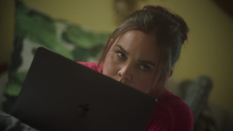 Apple MacBook Laptop Used by Liana Liberato as McKenna Brady in Light as a Feather (1)