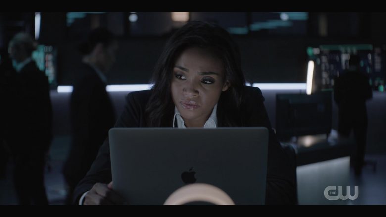 Apple MacBook Laptop Used by Meagan Tandy as Sophie Moore in Batwoman Season 1 Episode 4
