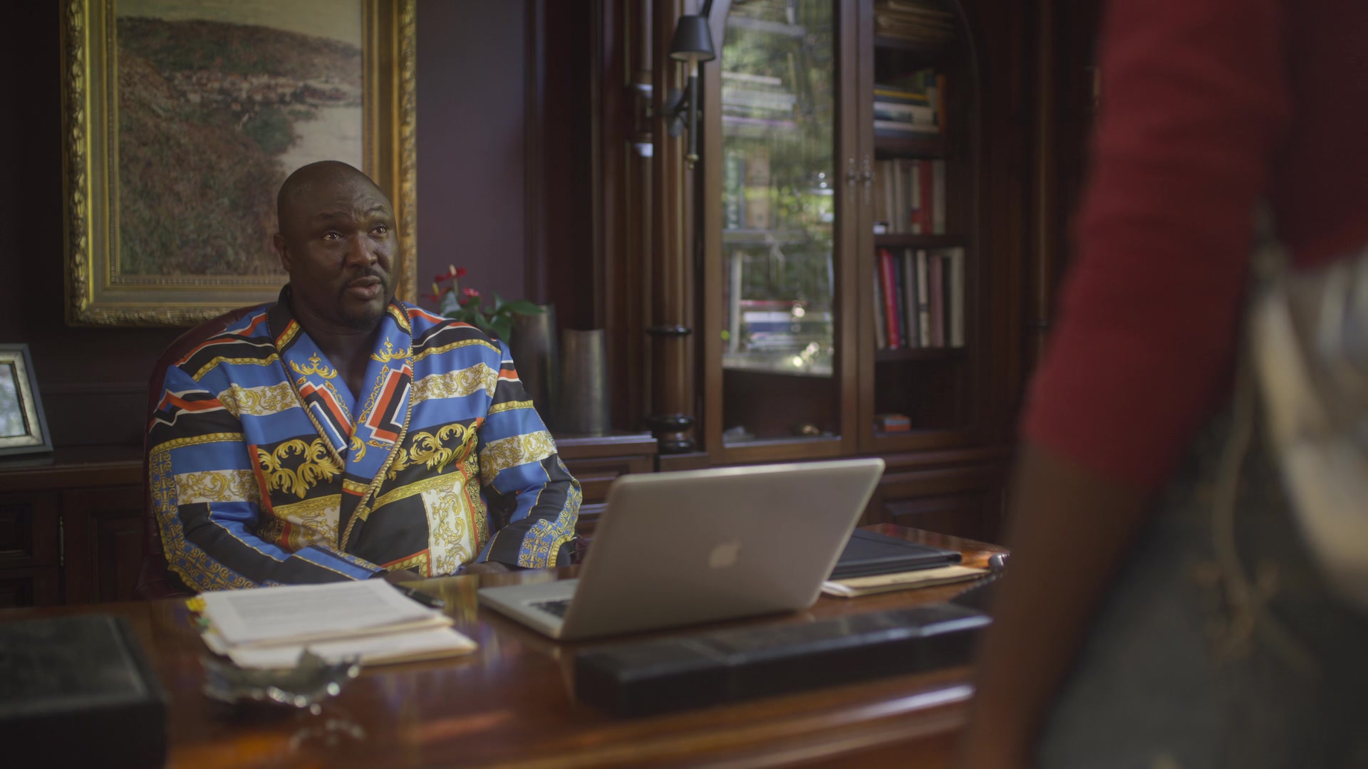 Apple Macbook Laptop Used By Nonso Anozie As Charles In The Laundromat 19
