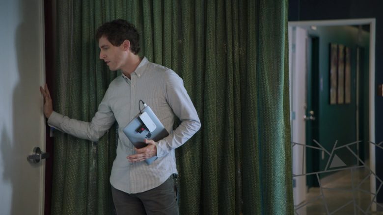 Apple MacBook Laptop Used by Thomas Middleditch as Richard Hendricks in Silicon Valley Season 6 Episode 1 (3)