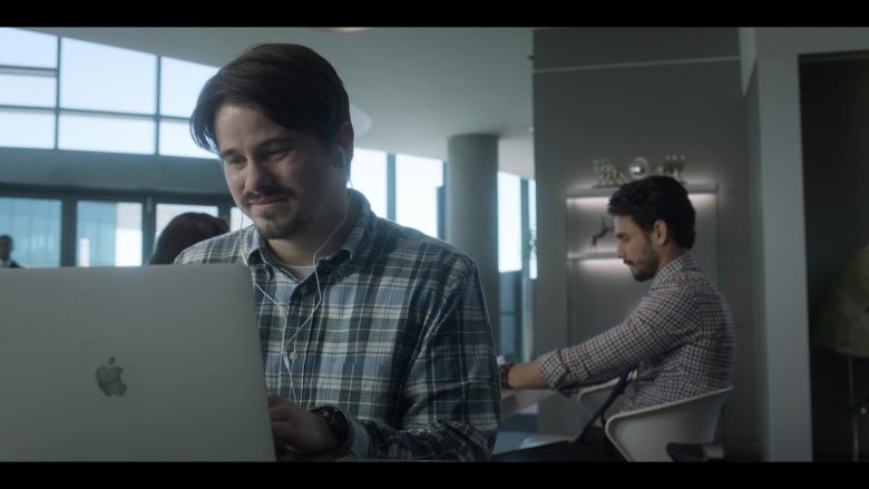 Apple MacBook Pro Laptop Used by Jason Ritter as Pat in Raising Dion (6)