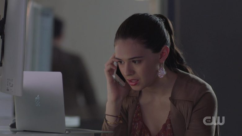 Apple Macbook Laptop Used by Nicole Maines as Nia Nal Dreamer in Supergirl Season 5 Episode 6 (1)