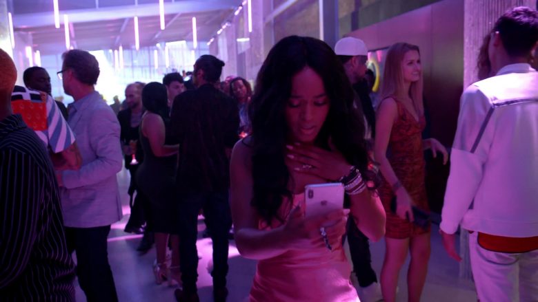 Apple iPhone Mobile Phone Used by Serayah McNeill as Tiana Brown in Empire (2)