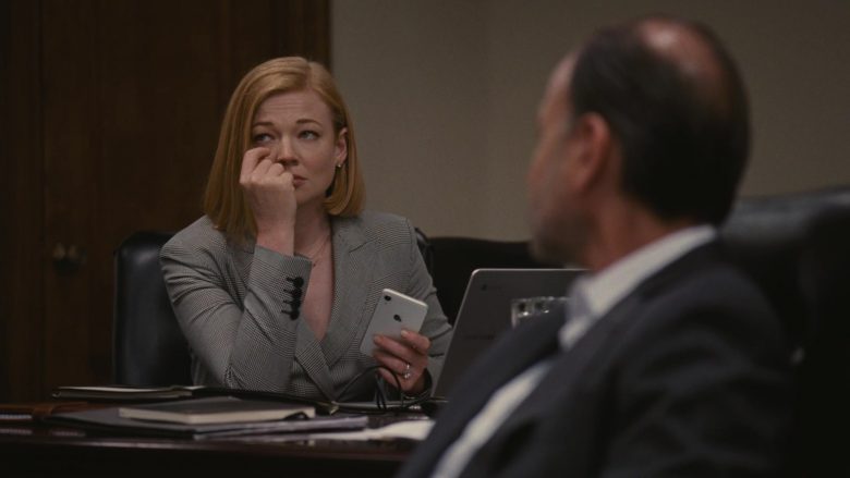 Apple iPhone Smartphone Held by Sarah Snook as Siobhan ‘Shiv’ Roy in Succession (3)