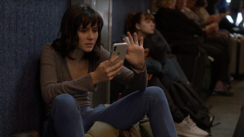 Apple iPhone Smartphone Used by Julia Goldani Telles as Whitney Solloway in The Affair (1)
