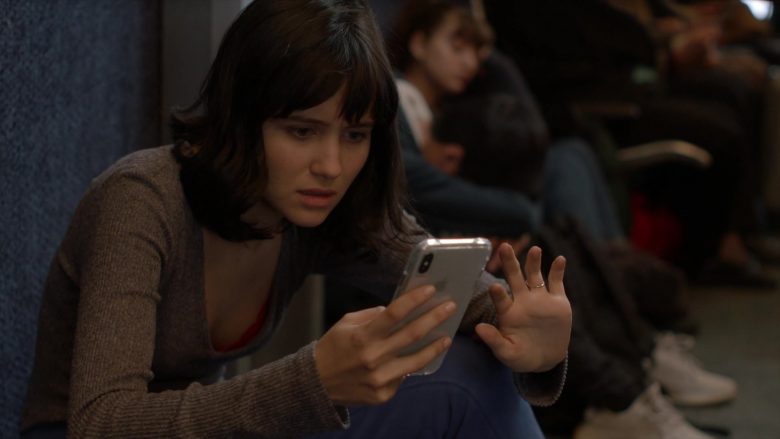 Apple iPhone Smartphone Used by Julia Goldani Telles as Whitney Solloway in The Affair (3)