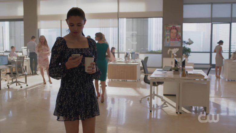 Apple iPhone Smartphone Used by Nicole Maines as Nia Nal Dreamer in Supergirl (2)