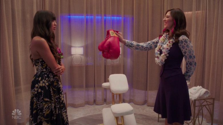 Everlast Boxing Gloves Held by D’Arcy Carden as Janet in The Good Place Season 4 Episode 3 (1)