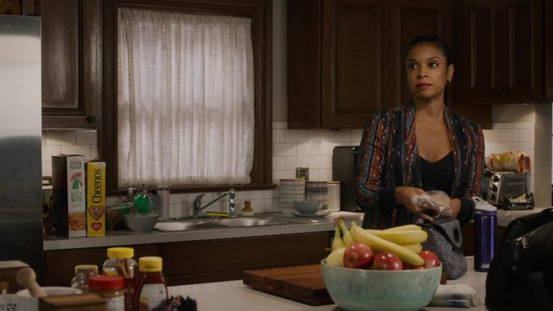 Kellogg's Corn Flakes and Cheerios Cereal by General Mills in This Is Us Season 4 Episode 5 (2)