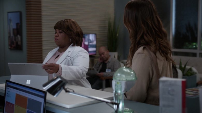 Microsoft Surface Tablet Used by Chandra Wilson as Miranda Bailey in Grey's Anatomy (3)