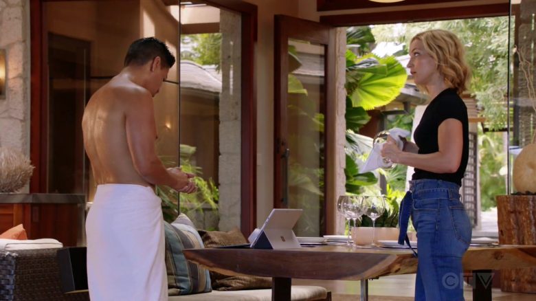 Microsoft Surface Tablet Used by Jay Hernandez as Thomas Magnum in Magnum P.I. Season 2 Episode 3 (2)
