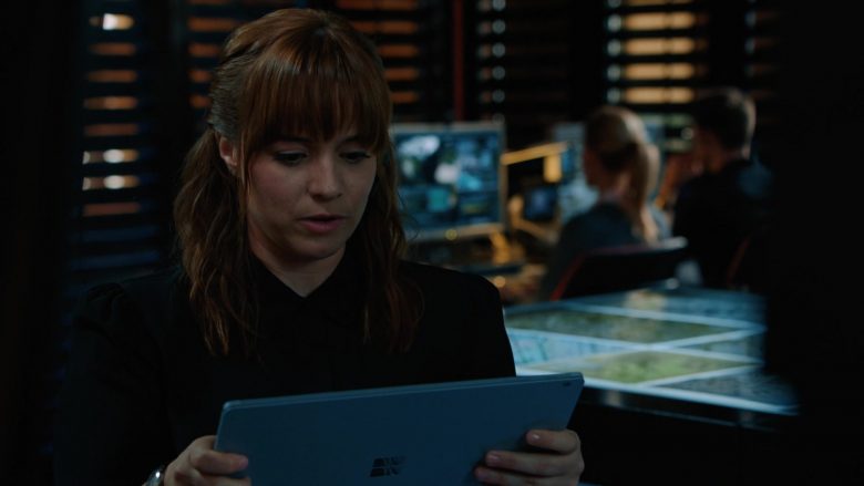 Microsoft Surface Tablet Used by Renée Felice Smith as Nell Jones in NCIS Los Angeles (2)