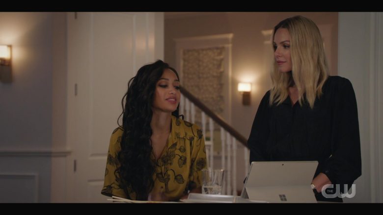 Microsoft Surface Tablet Used by Samantha Logan as Olivia Baker & Monet Mazur as Laura Fine-Baker in All Ame (3)
