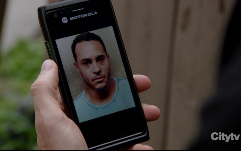 Motorola Smartphone in Chicago P.D. Season 7 Episode 3 Familia