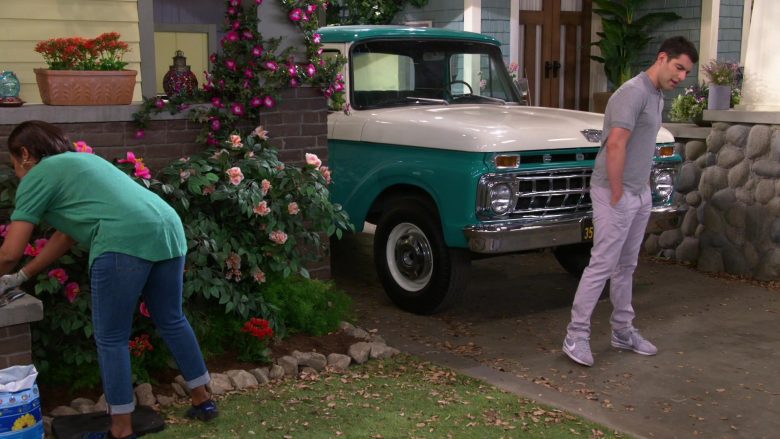 Nike Grey Sneakers Worn by Max Greenfield as Dave Johnson in The Neighborhood (4)