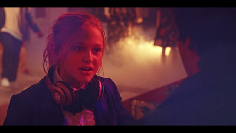 iJoy Headphones Used by Alyvia Alyn Lind as Angelica Green in Daybreak Season 1 Episode 5 (2)